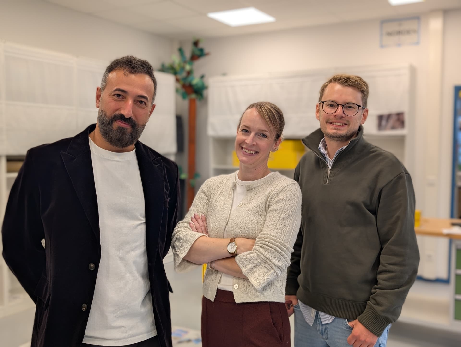 Die Lernbegleiter:innen und Entwicklungspartner:innen des BONNEUM in der Lernwerkstatt, von links: Kawa Fahro, Silke Lex, Frederik Struchhold
